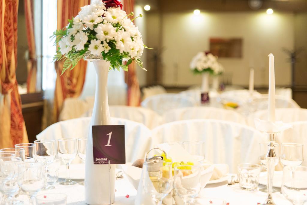 Indiana Hotel Iasi Ngoại thất bức ảnh